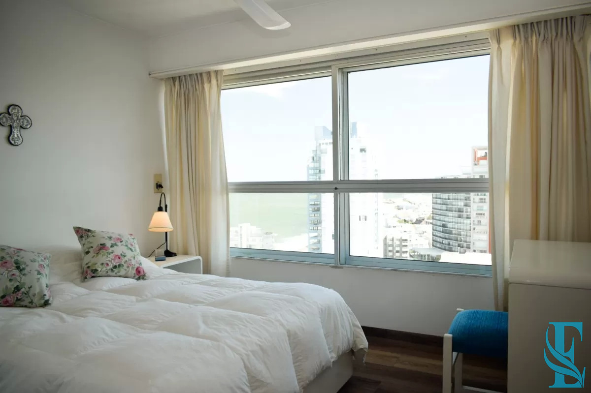 Apartamento ID.682 - Departamento de 3 dormitorios + dep. en venta en Edif. Fontemar, vista al Puerto