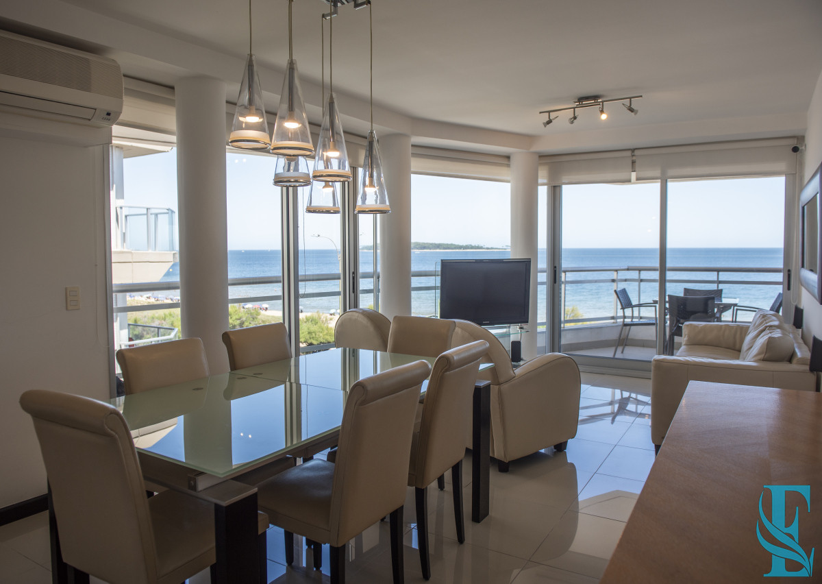 Apartamento ID.926 - Vende hermoso Penthouse en Playa Mansa con azotea propia en Punta del Este