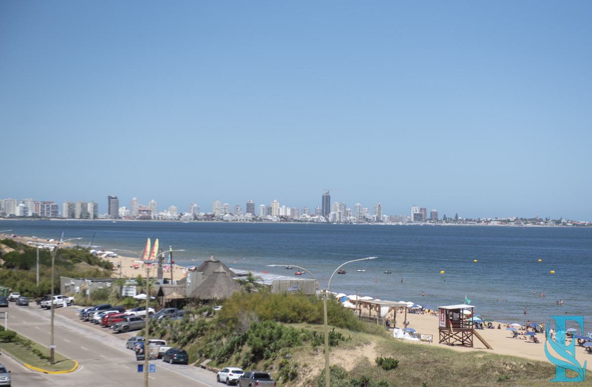 Apartamento ID.926 - Vende hermoso Penthouse en Playa Mansa con azotea propia en Punta del Este