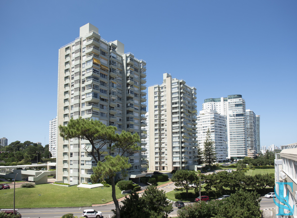 Apartamento ID.926 - Vende hermoso Penthouse en Playa Mansa con azotea propia en Punta del Este
