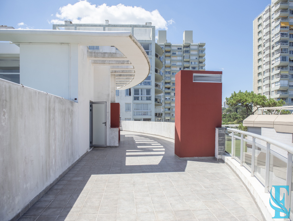 Apartamento ID.926 - Vende hermoso Penthouse en Playa Mansa con azotea propia en Punta del Este