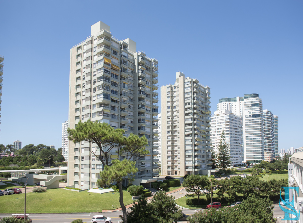 Apartamento ID.926 - Vende hermoso Penthouse en Playa Mansa con azotea propia en Punta del Este