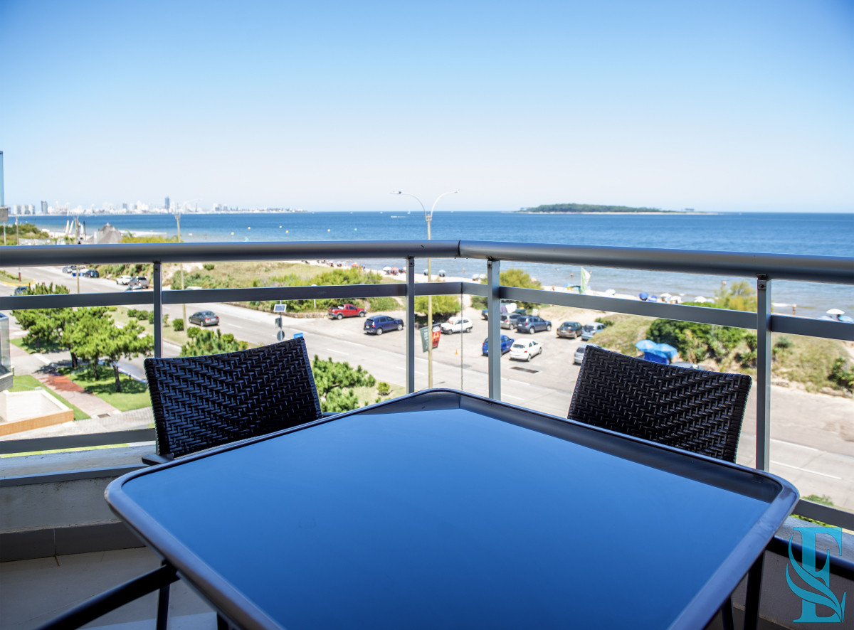 Apartamento ID.926 - Vende hermoso Penthouse en Playa Mansa con azotea propia en Punta del Este