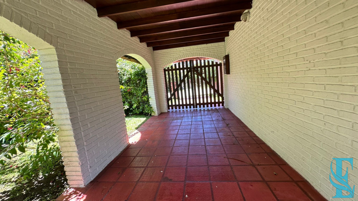 Casa ID.964 - En venta casa en San Rafael, de 4 dormitorios mas dep, con 2 cocheras