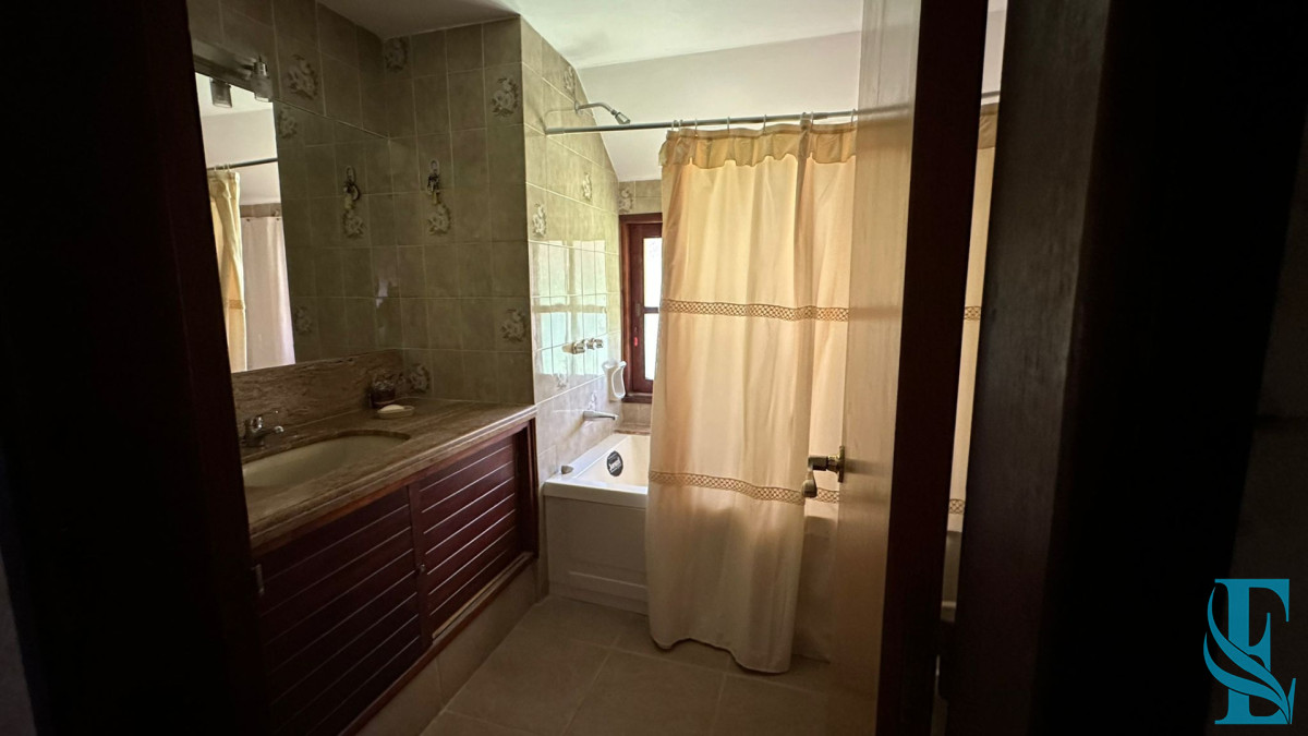 Casa ID.964 - En venta casa en San Rafael, de 4 dormitorios mas dep, con 2 cocheras