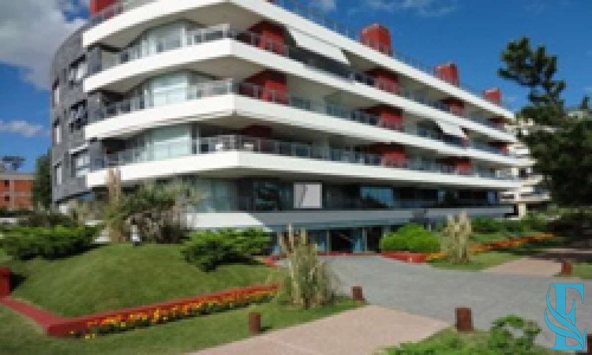 Apartamento ID.926 - Vende hermoso Penthouse en Playa Mansa con azotea propia en Punta del Este