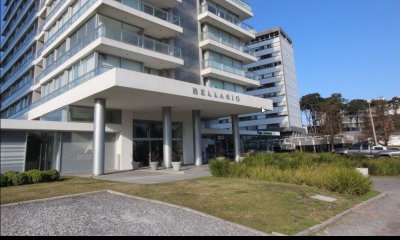 APARTAMENTO EN VENTA DE 1 DORMITORIO EN PISO ALTO CON VISTA AL MAR SOBRE ROOSEVELT