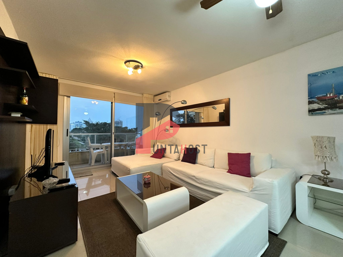 Apartamento ID.126 - Oportunidad. Vende apartamento de 2 dormitorios con azotea y parrillero, Punta del Este 