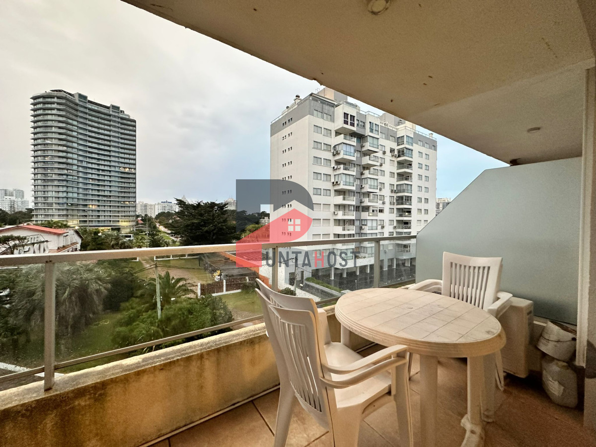 Apartamento ID.126 - Oportunidad. Vende apartamento de 2 dormitorios con azotea y parrillero, Punta del Este 