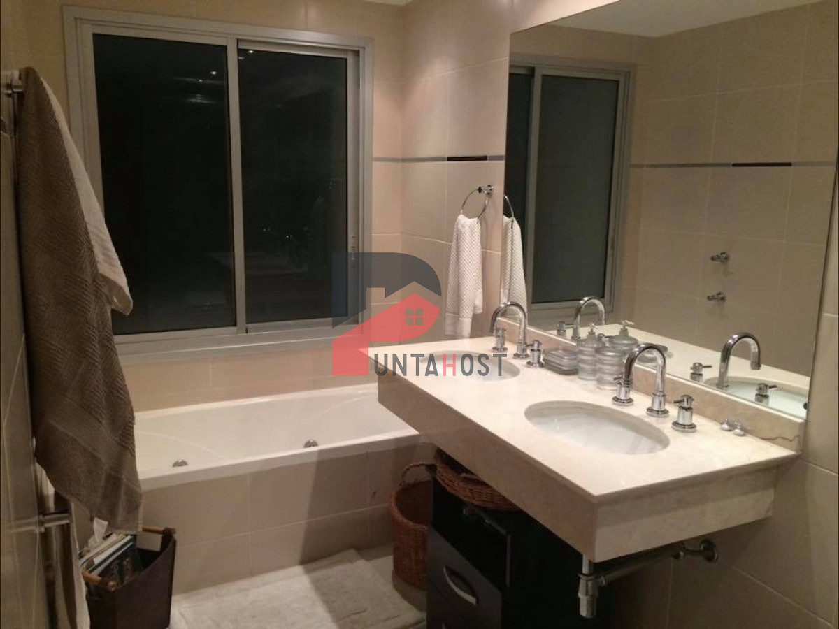 Apartamento ID.102 - A pasos de Playa Mansa, dpto de 2 dorm + dep en Playa Mansa. Season Tower