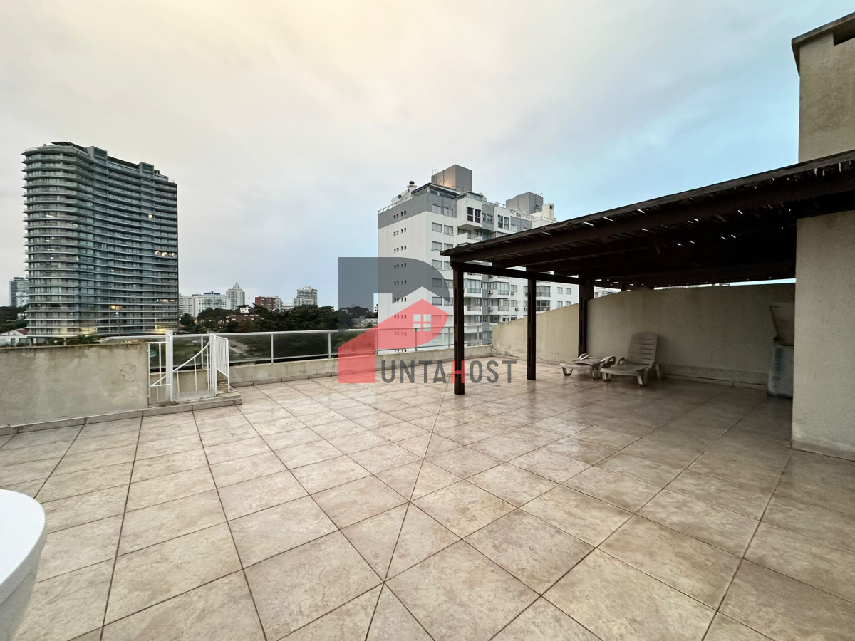 Apartamento ID.126 - Oportunidad. Vende apartamento de 2 dormitorios con azotea y parrillero, Punta del Este 