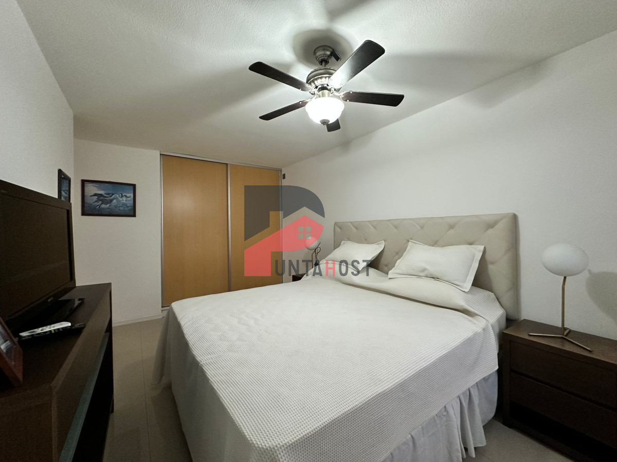 Apartamento ID.126 - Oportunidad. Vende apartamento de 2 dormitorios con azotea y parrillero, Punta del Este 