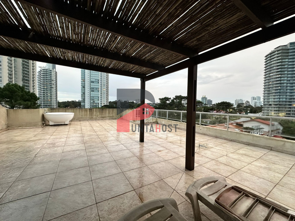 Apartamento ID.126 - Oportunidad. Vende apartamento de 2 dormitorios con azotea y parrillero, Punta del Este 