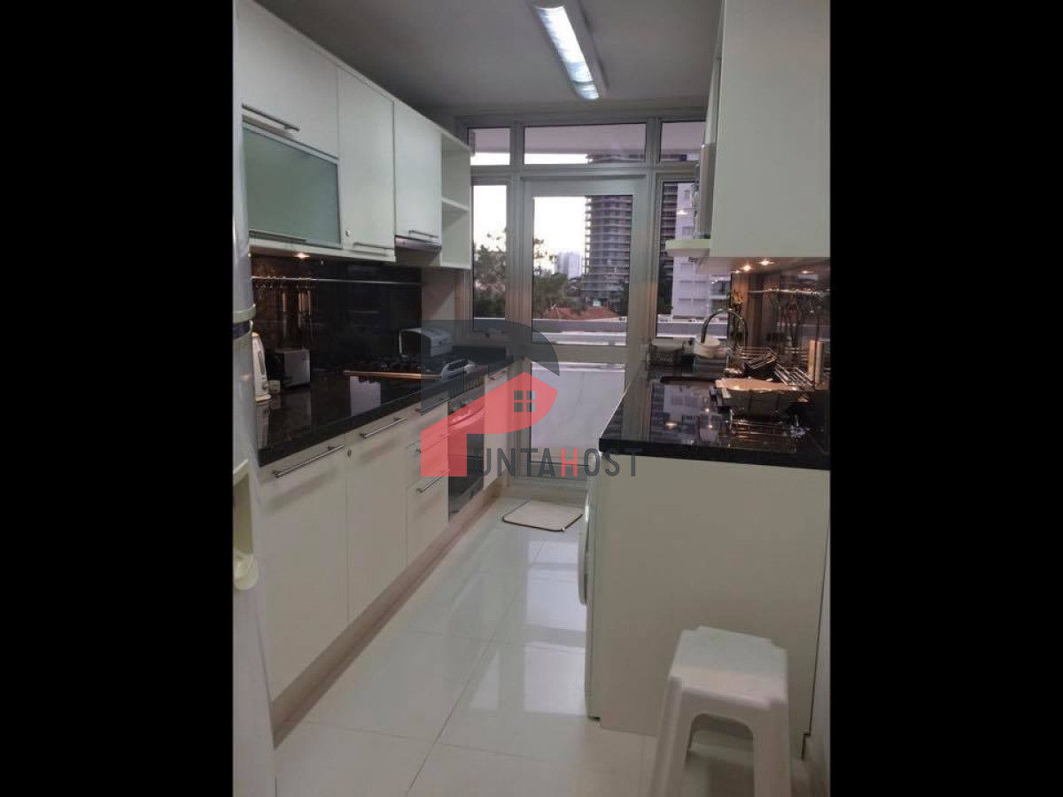 Apartamento ID.102 - A pasos de Playa Mansa, dpto de 2 dorm + dep en Playa Mansa. Season Tower