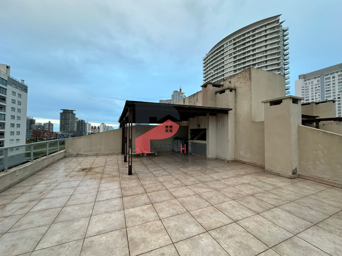 Apartamento ID.126 - Oportunidad. Vende apartamento de 2 dormitorios con azotea y parrillero, Punta del Este 