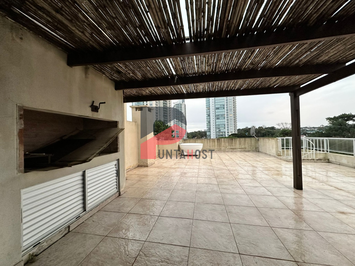 Apartamento ID.126 - Oportunidad. Vende apartamento de 2 dormitorios con azotea y parrillero, Punta del Este 