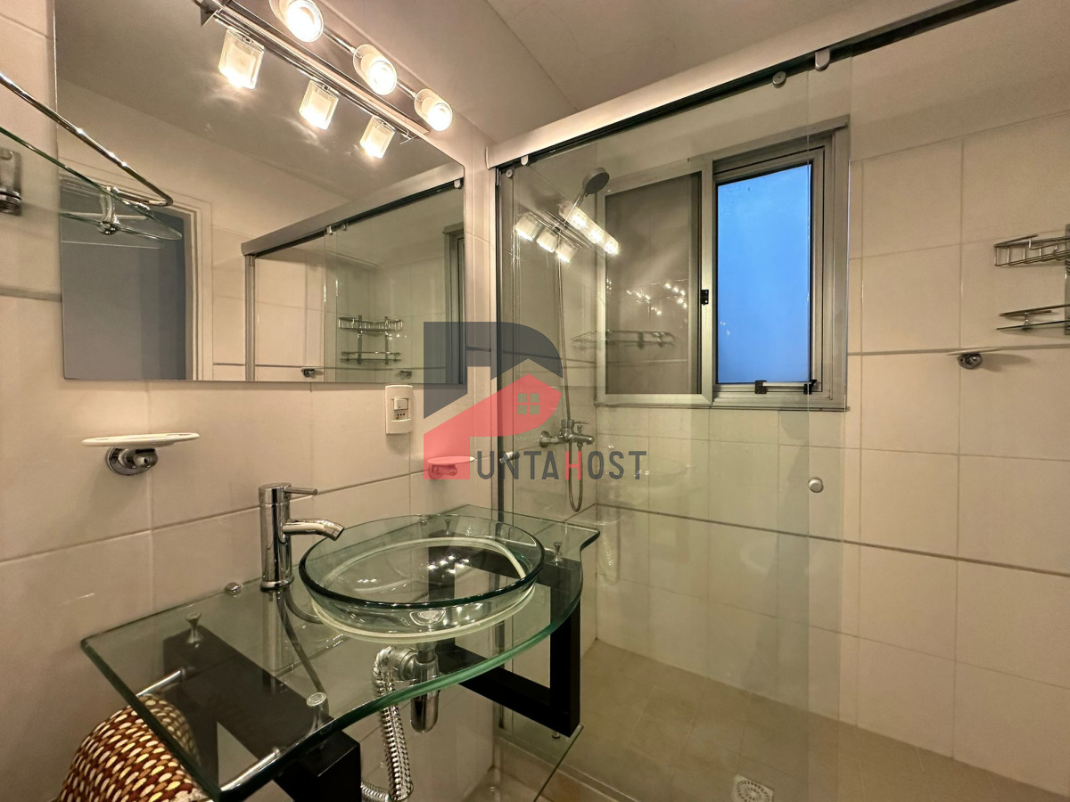 Apartamento ID.126 - Oportunidad. Vende apartamento de 2 dormitorios con azotea y parrillero, Punta del Este 