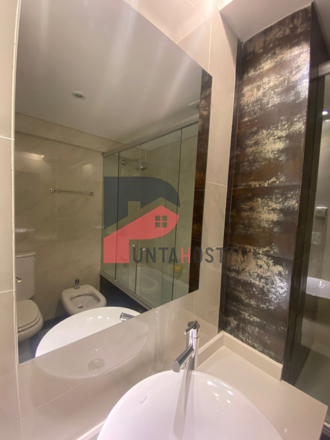 Apartamento ID.27 - Venta Apartamento 2 dormitorios en Playa Mansa en Edificio de categoría