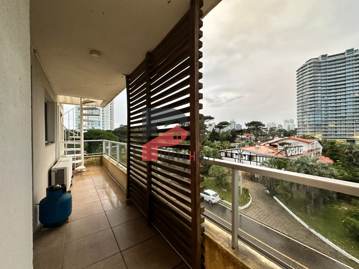 Apartamento ID.126 - Oportunidad. Vende apartamento de 2 dormitorios con azotea y parrillero, Punta del Este 