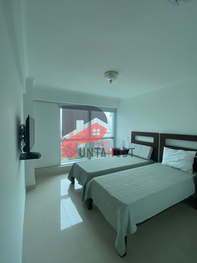 Apartamento ID.27 - Venta Apartamento 2 dormitorios en Playa Mansa en Edificio de categoría