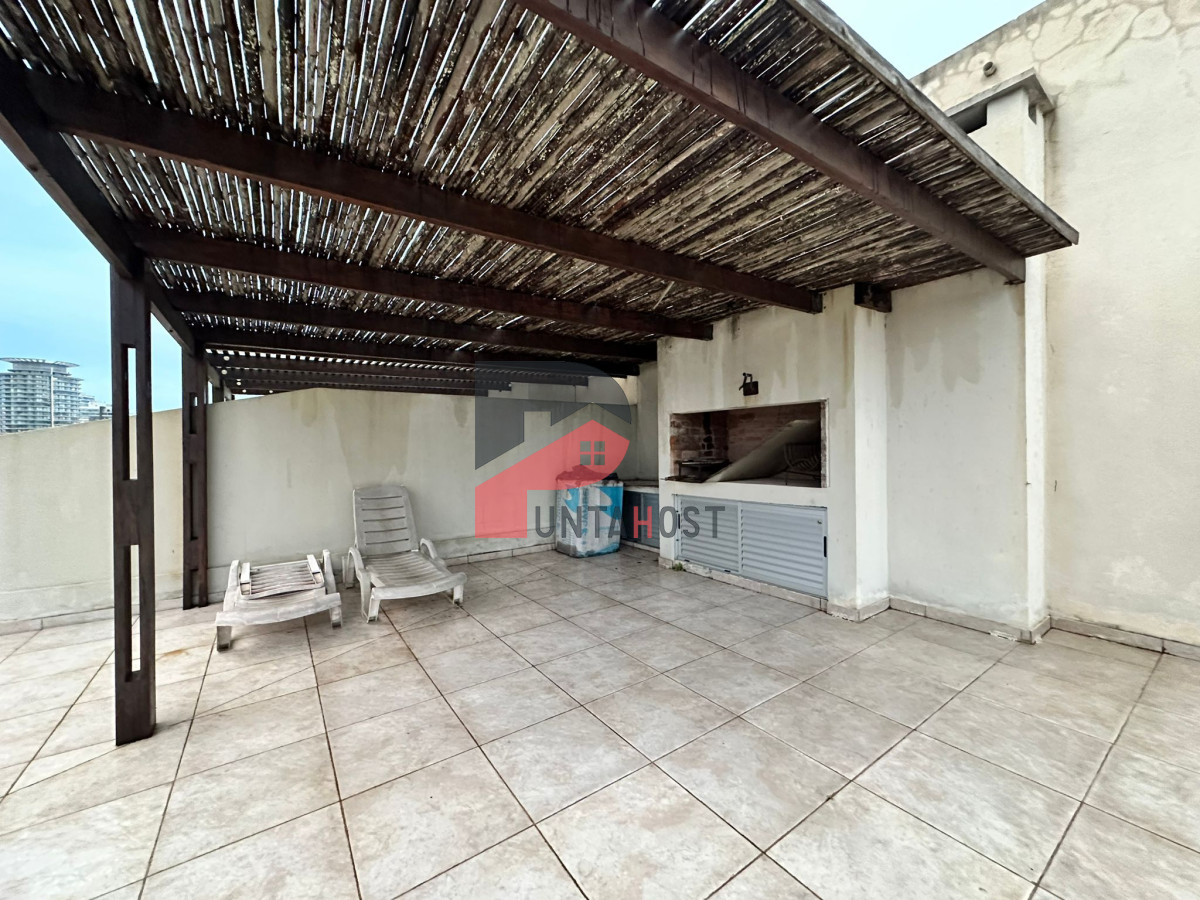 Apartamento ID.126 - Oportunidad. Vende apartamento de 2 dormitorios con azotea y parrillero, Punta del Este 