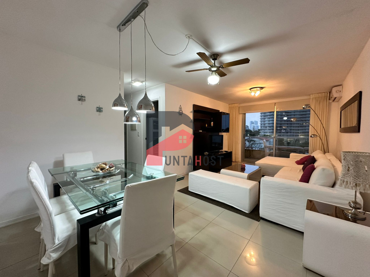 Apartamento ID.126 - Oportunidad. Vende apartamento de 2 dormitorios con azotea y parrillero, Punta del Este 