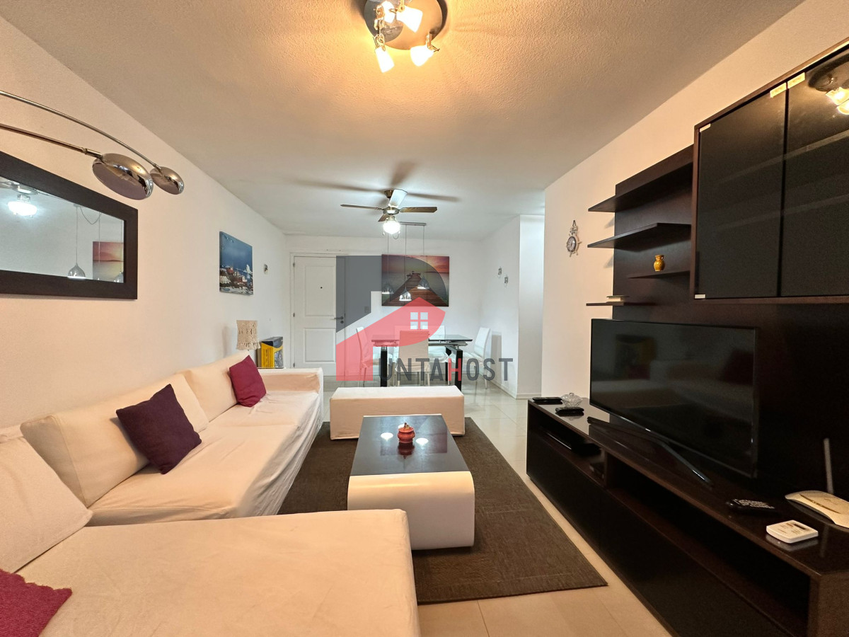 Apartamento ID.126 - Oportunidad. Vende apartamento de 2 dormitorios con azotea y parrillero, Punta del Este 