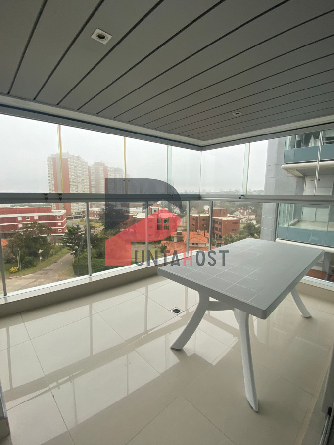 Apartamento ID.27 - Venta Apartamento 2 dormitorios en Playa Mansa en Edificio de categoría