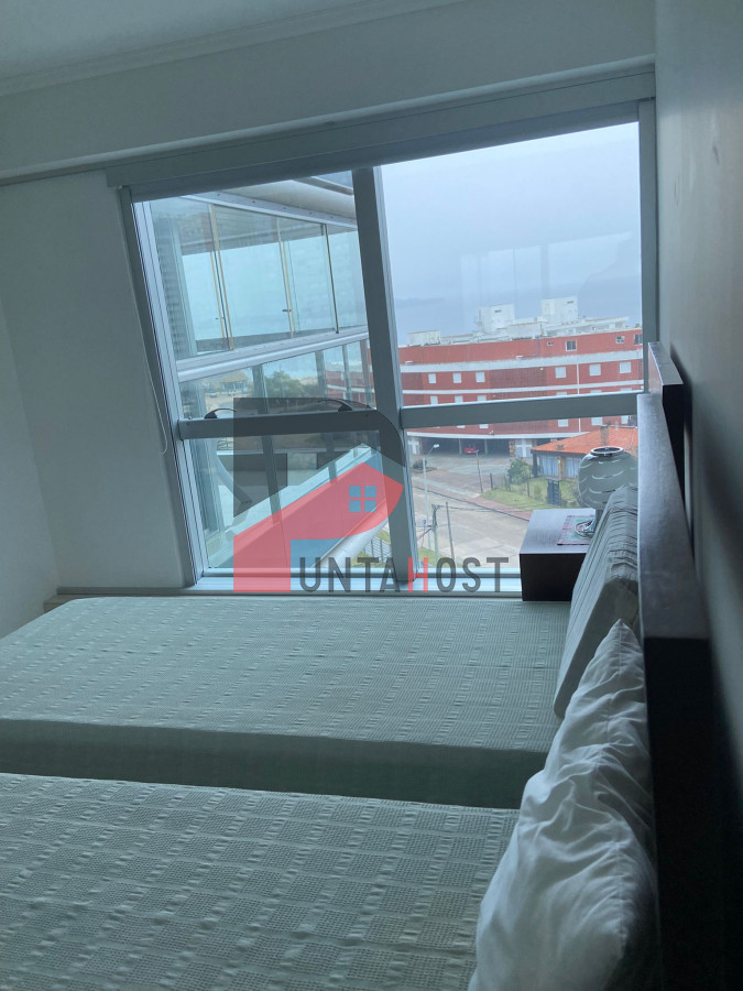 Apartamento ID.27 - Venta Apartamento 2 dormitorios en Playa Mansa en Edificio de categoría