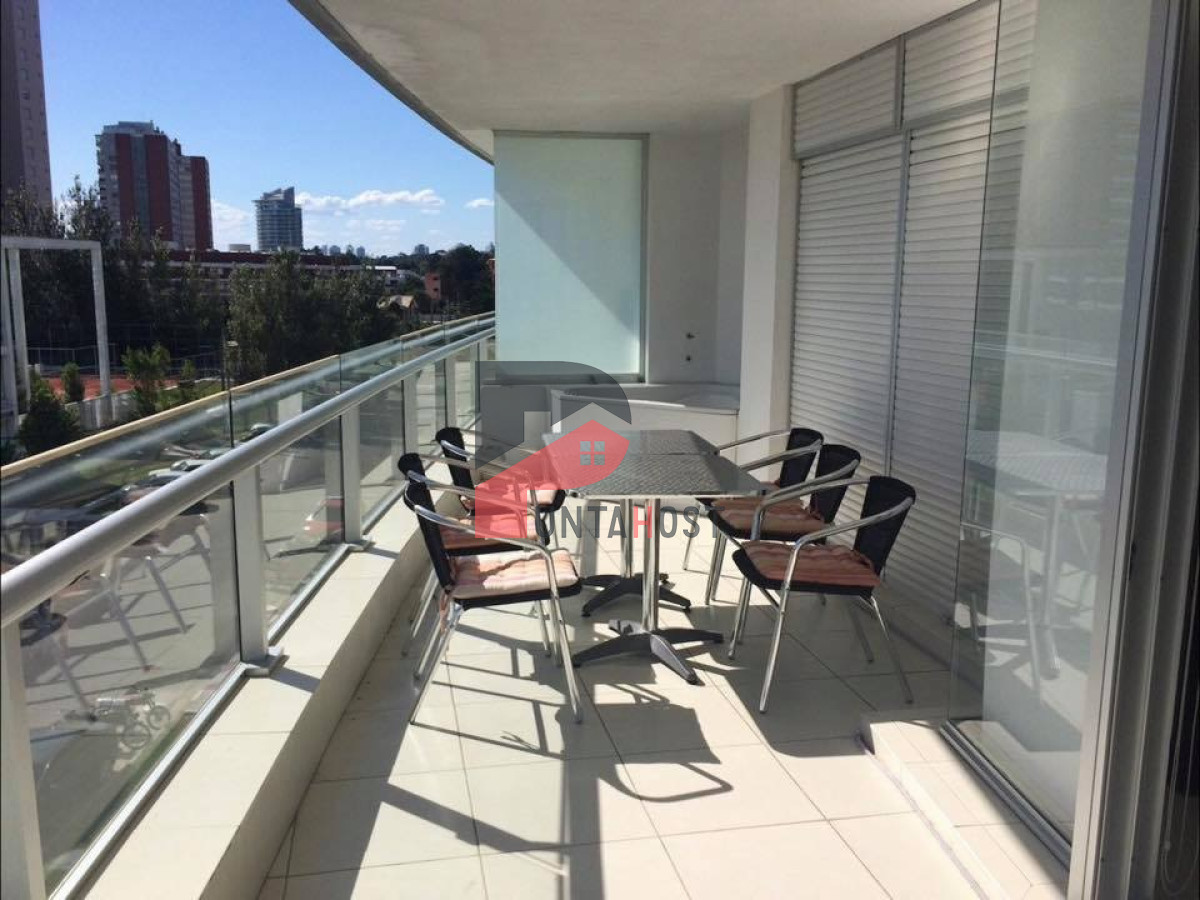 Apartamento ID.102 - A pasos de Playa Mansa, dpto de 2 dorm + dep en Playa Mansa. Season Tower
