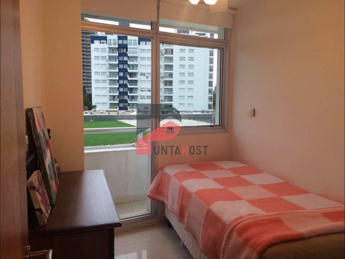 Apartamento ID.102 - A pasos de Playa Mansa, dpto de 2 dorm + dep en Playa Mansa. Season Tower