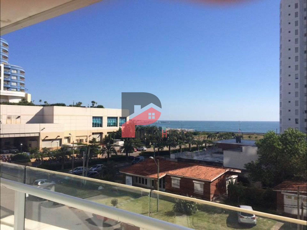 Apartamento ID.102 - A pasos de Playa Mansa, dpto de 2 dorm + dep en Playa Mansa. Season Tower
