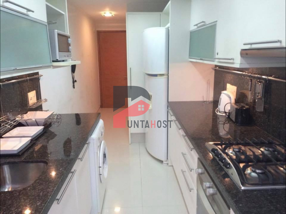 Apartamento ID.102 - A pasos de Playa Mansa, dpto de 2 dorm + dep en Playa Mansa. Season Tower