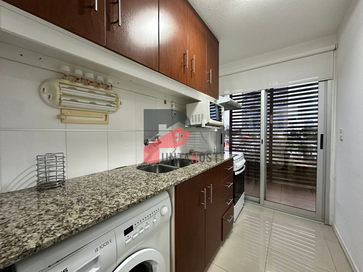 Apartamento ID.126 - Oportunidad. Vende apartamento de 2 dormitorios con azotea y parrillero, Punta del Este 