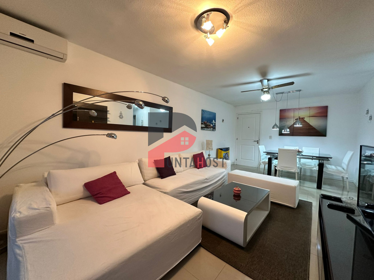 Apartamento ID.126 - Oportunidad. Vende apartamento de 2 dormitorios con azotea y parrillero, Punta del Este 