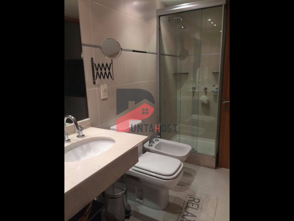 Apartamento ID.102 - A pasos de Playa Mansa, dpto de 2 dorm + dep en Playa Mansa. Season Tower