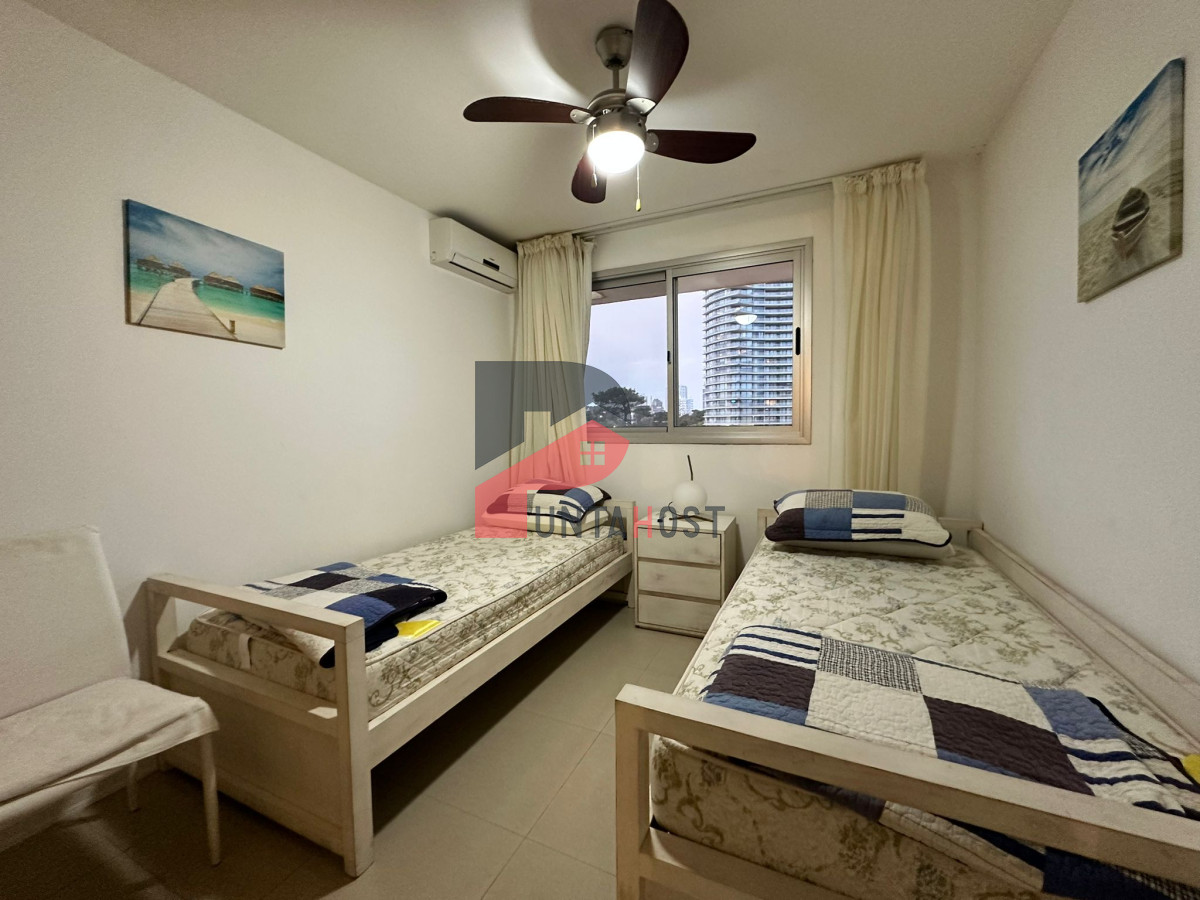 Apartamento ID.126 - Oportunidad. Vende apartamento de 2 dormitorios con azotea y parrillero, Punta del Este 