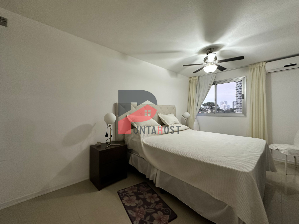 Apartamento ID.126 - Oportunidad. Vende apartamento de 2 dormitorios con azotea y parrillero, Punta del Este 