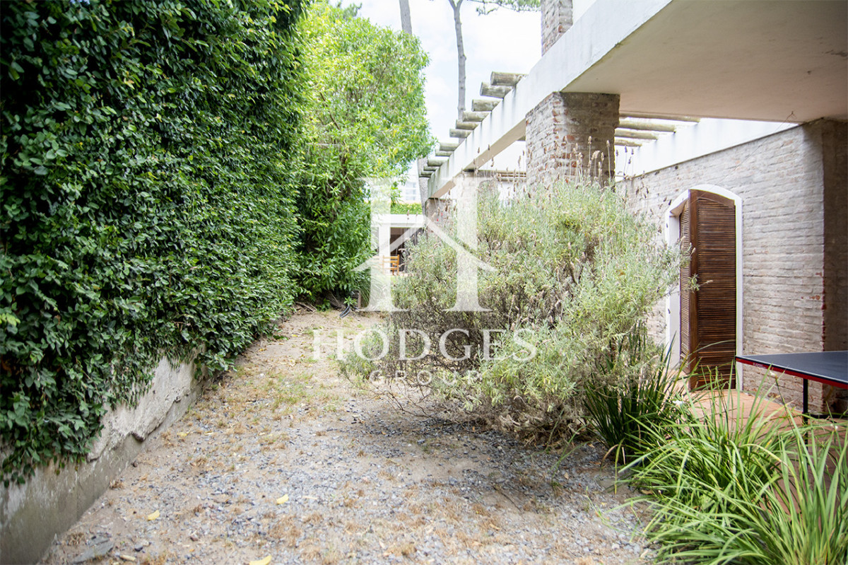 Casa ID.59 - Excelente chalet de 5 dormitorios en venta a pasos de Playa Mansa Punta del Este