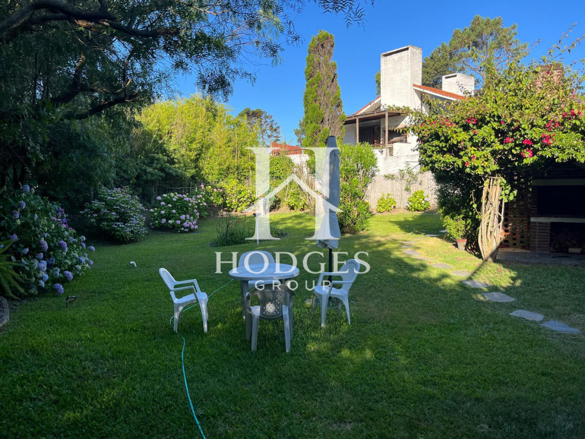 Casa ID.220 - Hermosa cabaña de 4 dormitorios en venta a metros de Playa Mansa, Punta del Este
