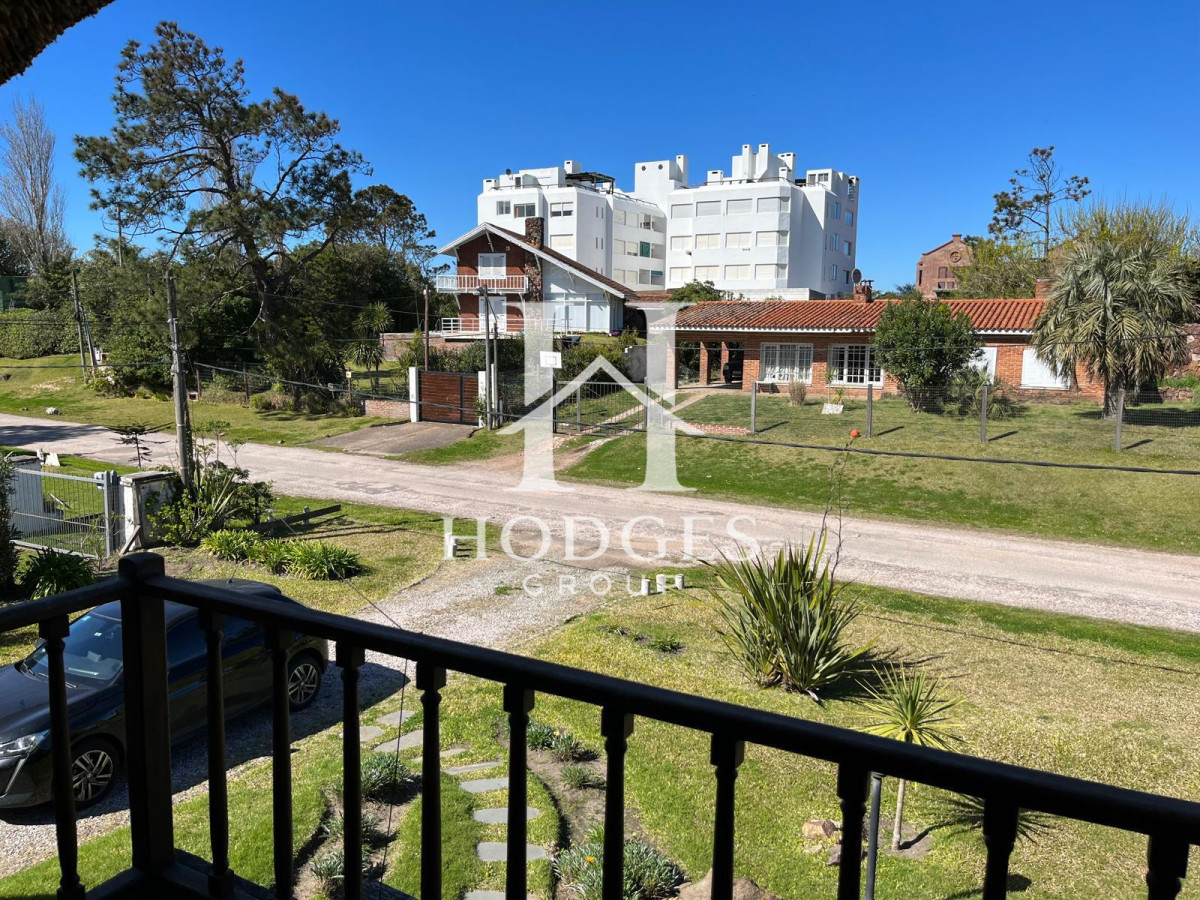 Casa ID.220 - Hermosa cabaña de 4 dormitorios en venta a metros de Playa Mansa, Punta del Este