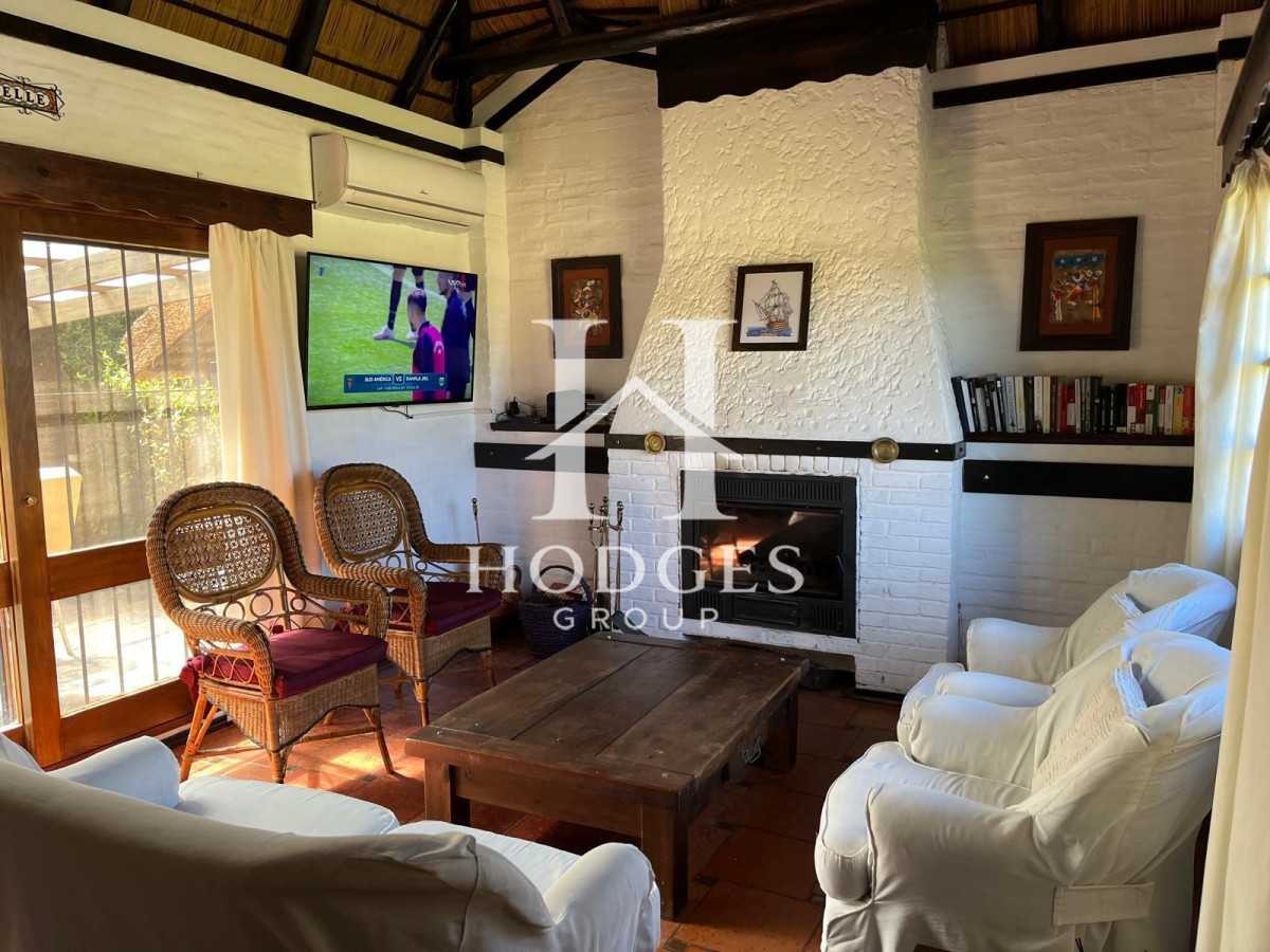 Casa ID.220 - Hermosa cabaña de 4 dormitorios en venta a metros de Playa Mansa, Punta del Este
