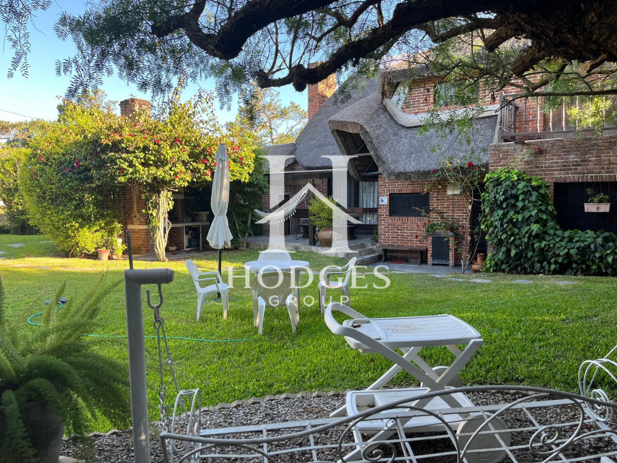 Casa ID.220 - Hermosa cabaña de 4 dormitorios en venta a metros de Playa Mansa, Punta del Este