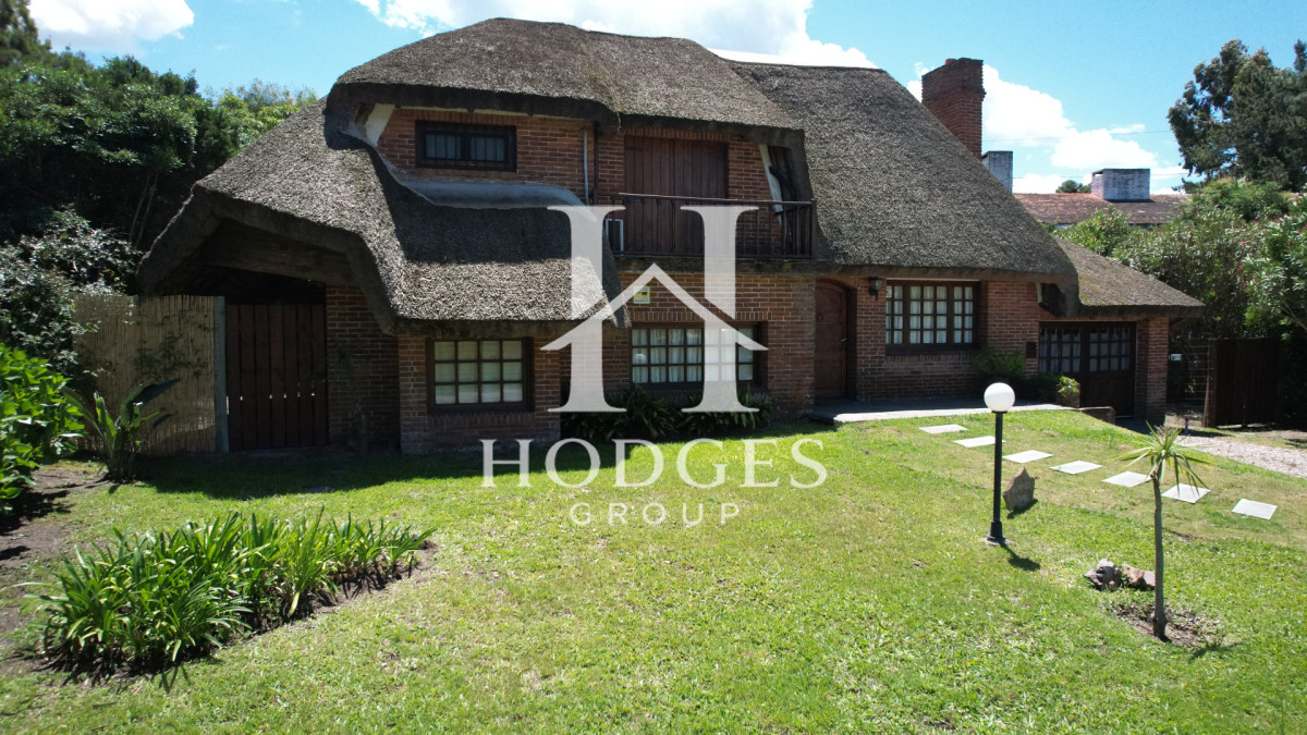 Casa ID.220 - Hermosa cabaña de 4 dormitorios en venta a metros de Playa Mansa, Punta del Este