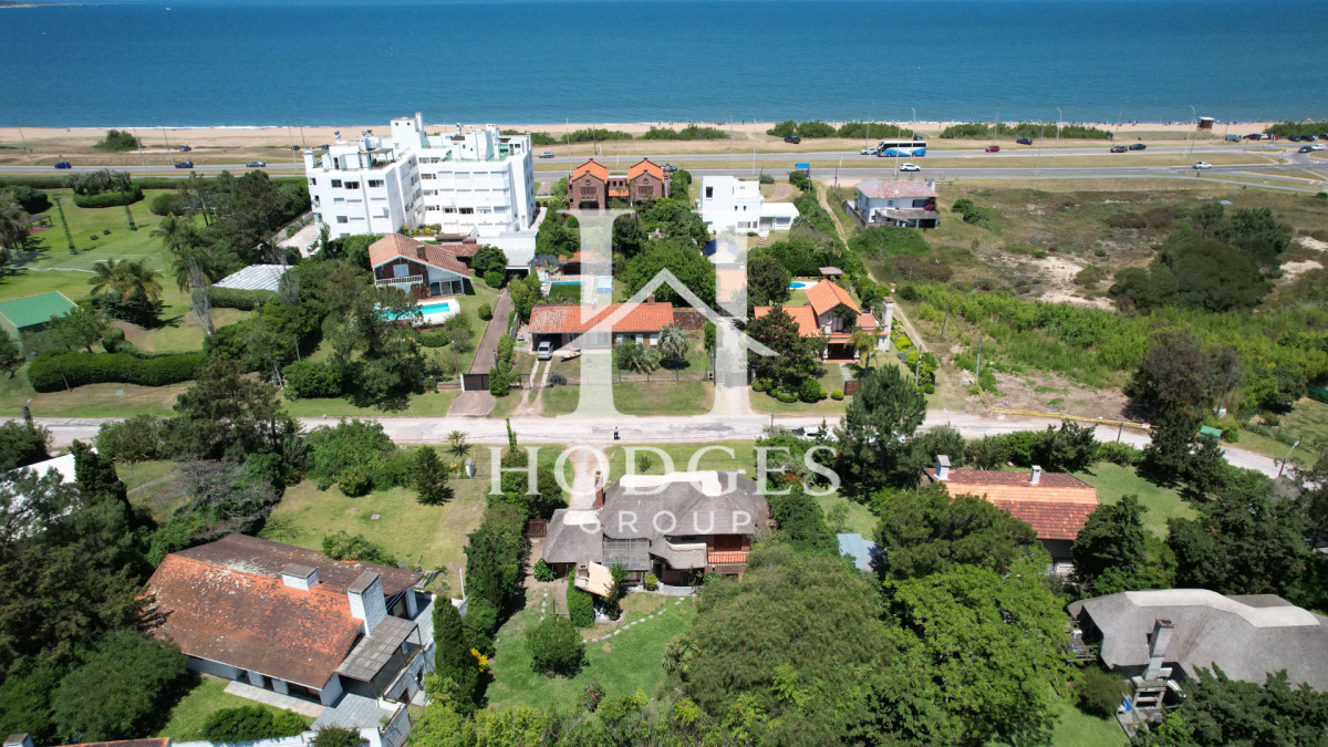 Casa ID.220 - Hermosa cabaña de 4 dormitorios en venta a metros de Playa Mansa, Punta del Este