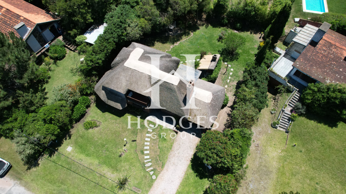 Casa ID.220 - Hermosa cabaña de 4 dormitorios en venta a metros de Playa Mansa, Punta del Este