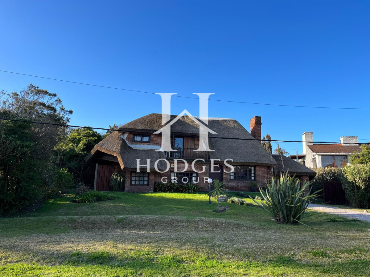 Casa ID.220 - Hermosa cabaña de 4 dormitorios en venta a metros de Playa Mansa, Punta del Este