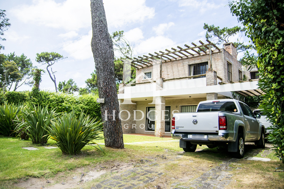 Casa ID.59 - Excelente chalet de 5 dormitorios en venta a pasos de Playa Mansa Punta del Este
