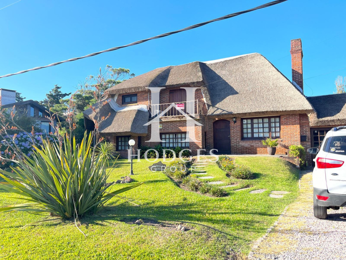 Casa ID.220 - Hermosa cabaña de 4 dormitorios en venta a metros de Playa Mansa, Punta del Este