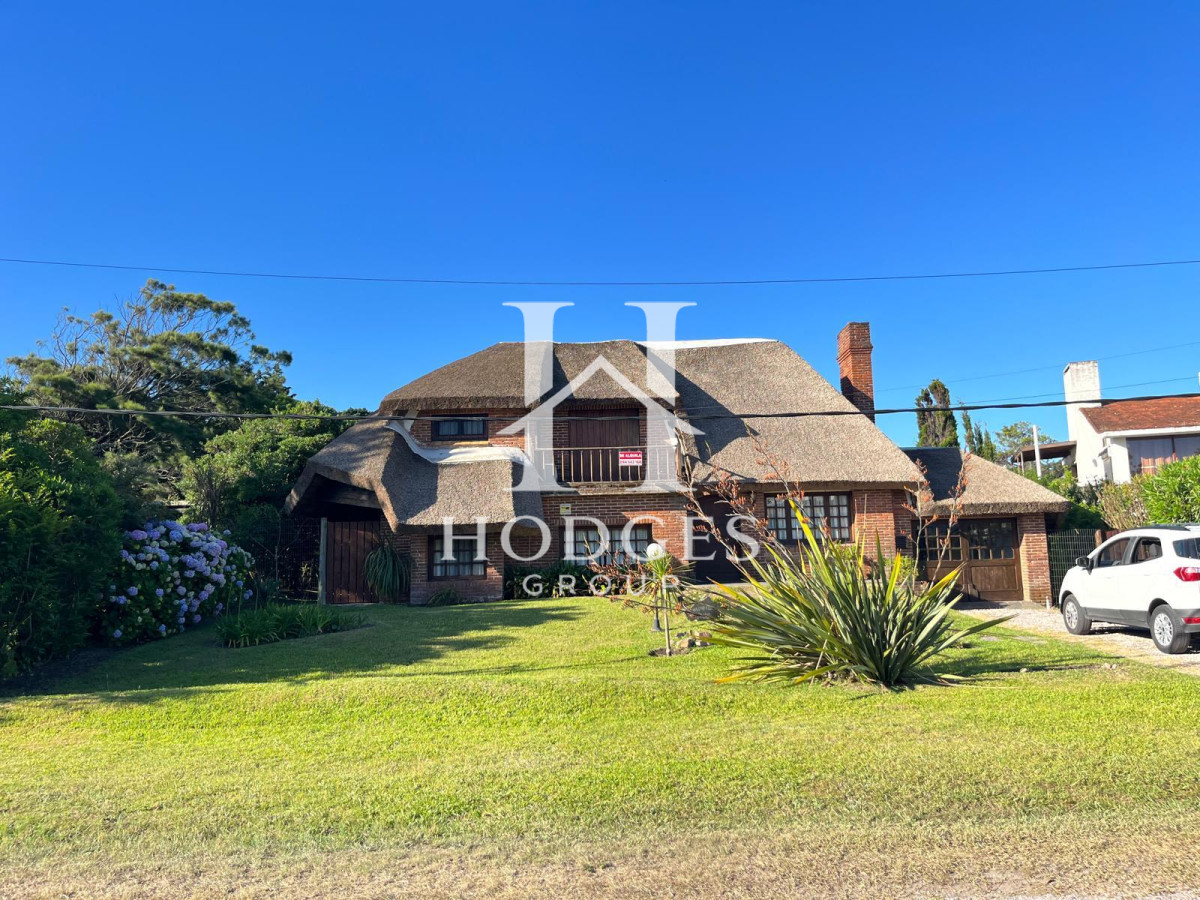 Casa ID.220 - Hermosa cabaña de 4 dormitorios en venta a metros de Playa Mansa, Punta del Este
